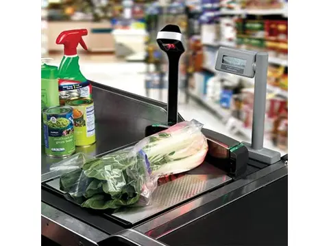 Gemüse wird an Barcode-Scanner mit Waage gescannt