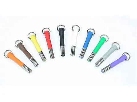 Satz bunter Metall-Federstecker mit Ring in Reihe