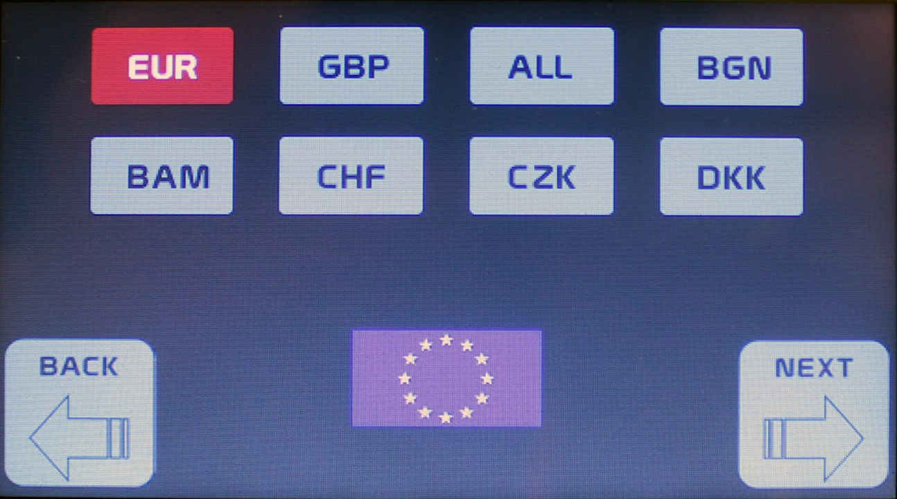 Display mit Währungsauswahl: EUR markiert, weitere Optionen wie GBP, CHF, CZK und DKK sowie Zurück- und Weiter-Tasten.