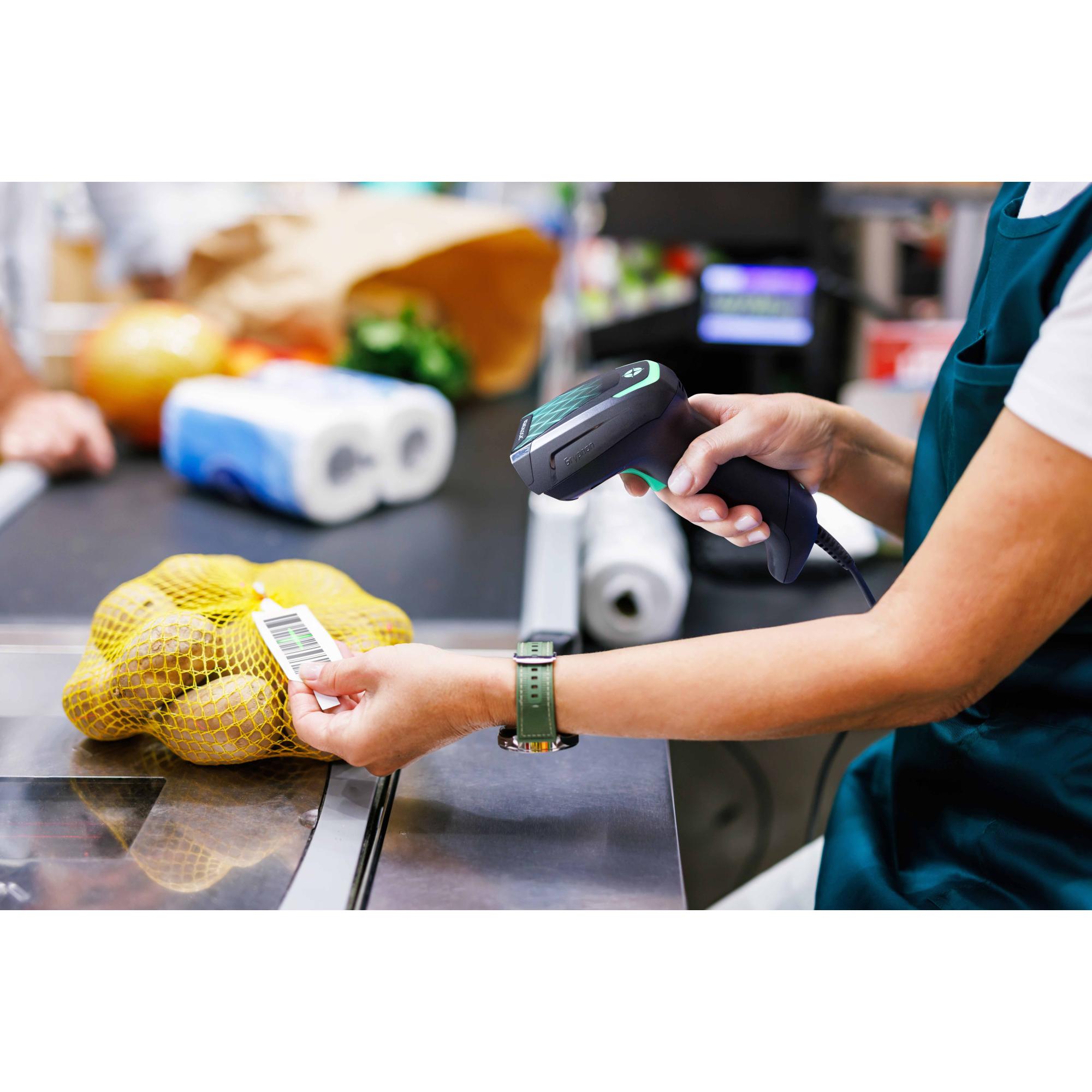 Kassierer scannt Barcode von Gemüse mit Handscanner