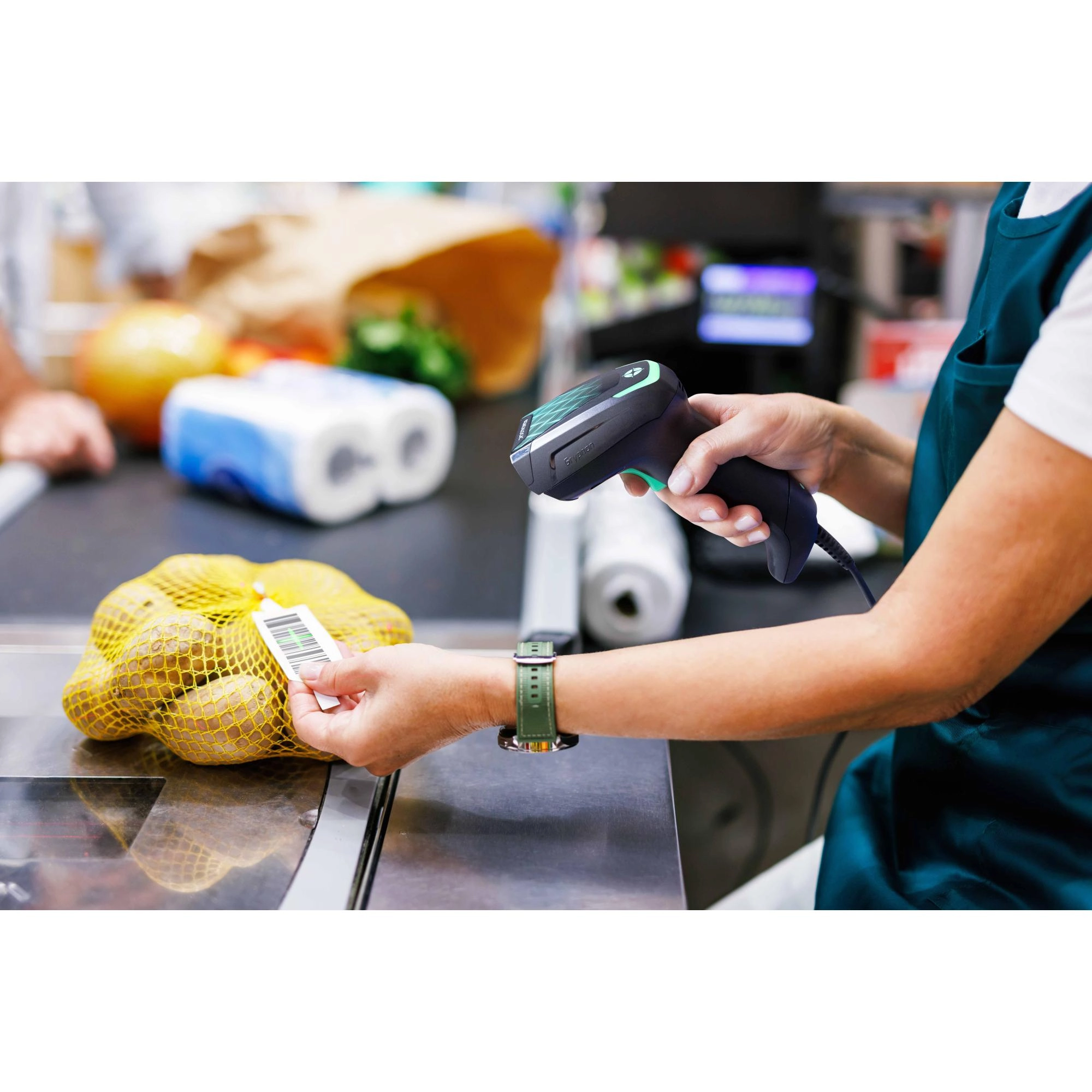 Kassierer scannt Barcode von Gemüse mit Handscanner
