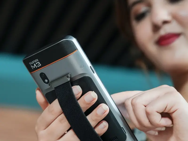 Frau bedient Sunmi M3 Handheld-Terminal mit Schlaufe