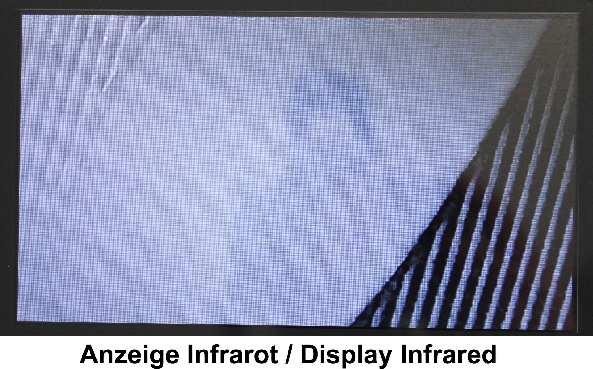 Nahaufnahme einer Infrarot-Anzeige auf einem Display mit hellgrauer Fläche und dunklen Streifen als Produktdetail