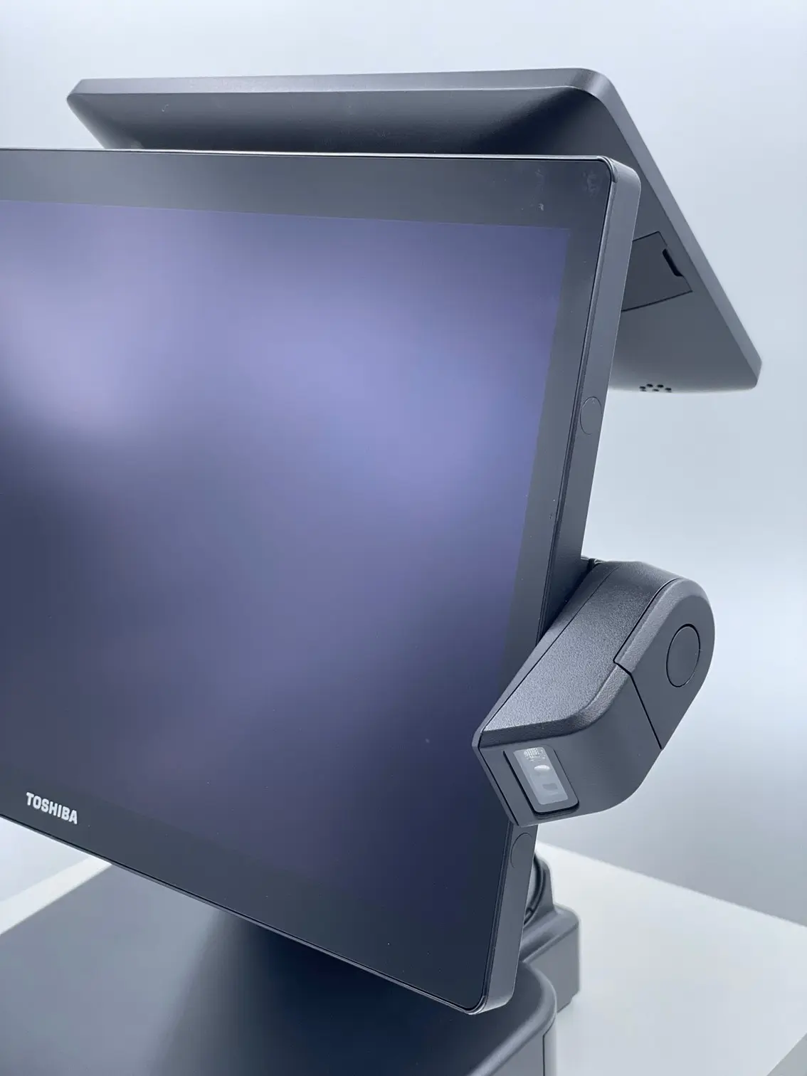 Seitliche Ansicht Toshiba POS-Terminal mit Scanneraufsatz