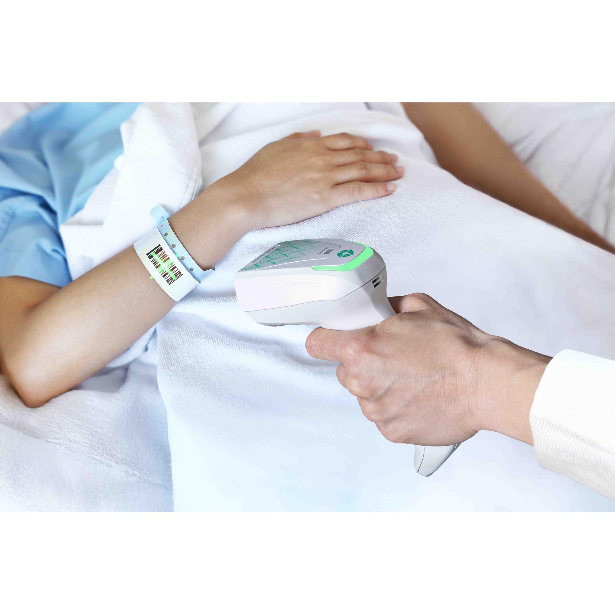 Barcode-Scanner liest Patientenarmband im Krankenhaus aus