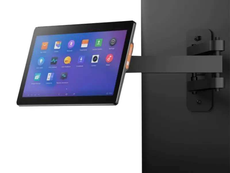 Schwenkbare Wandhalterung mit montiertem Tablet