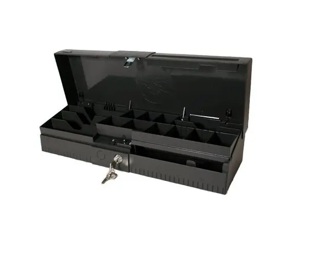 Offene schwarze Geldkassette mit vielen Fächern und Schlüsse