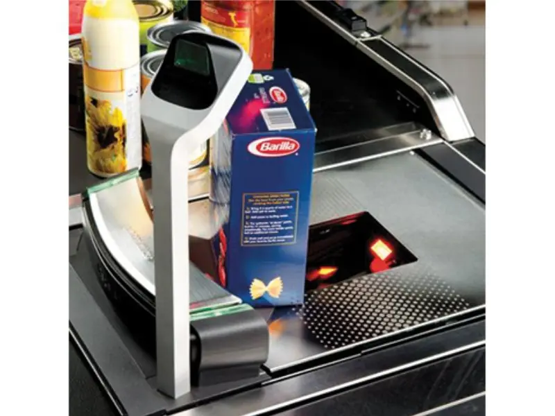 Barcodescanner an Supermarktkasse mit Waren
