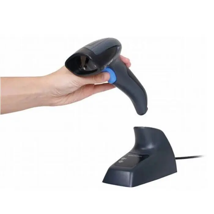 Hand hält Funk-Barcodescanner mit Ladeschale