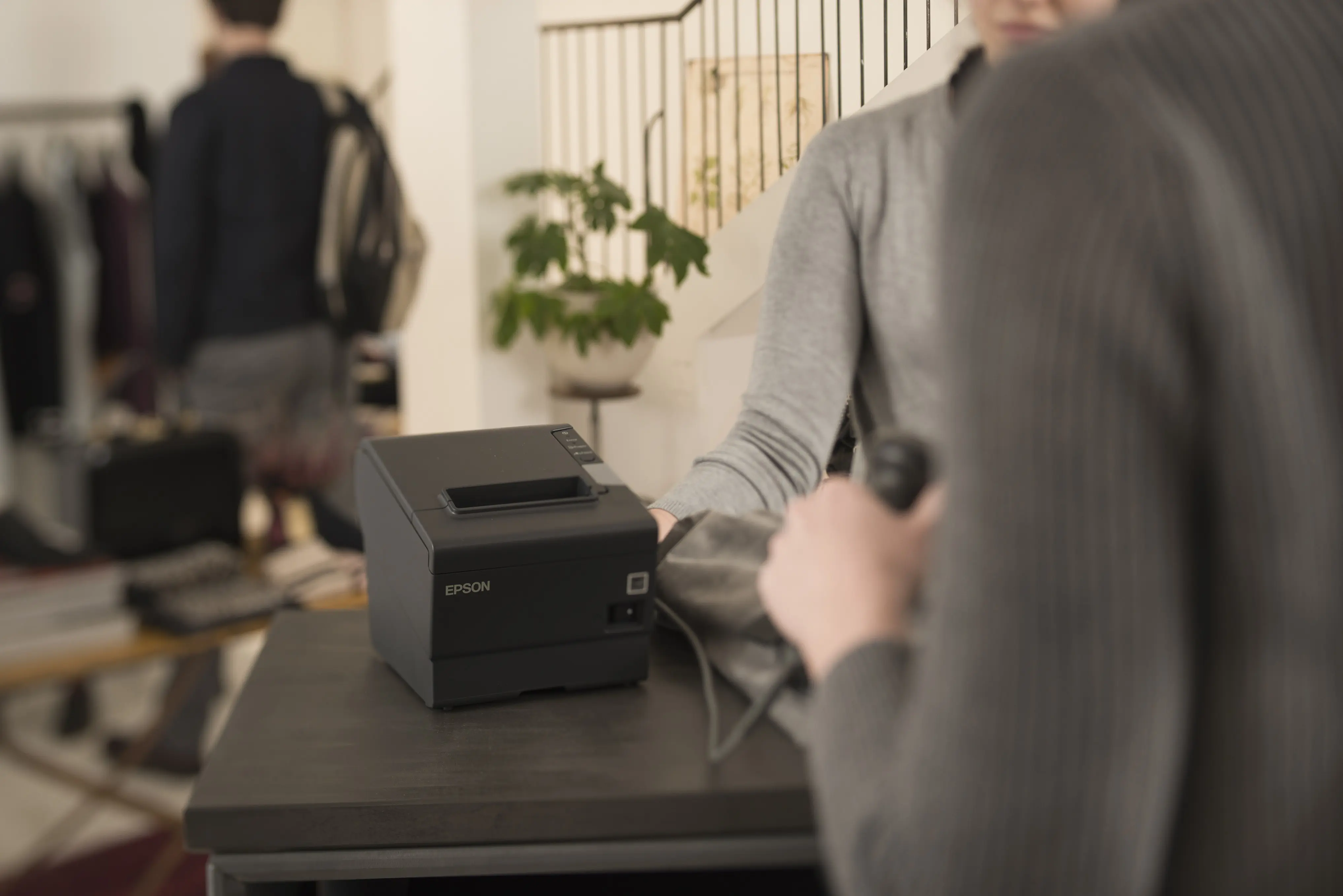 Schwarzer Epson Bondrucker auf Kassentisch im Geschäft