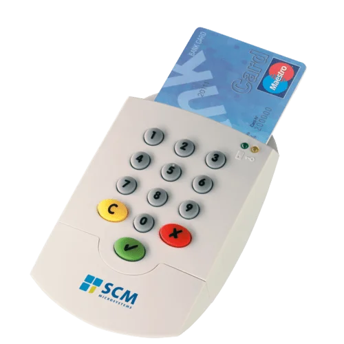 Weißer SCM Chipkartenleser mit eingelegter Bankkarte