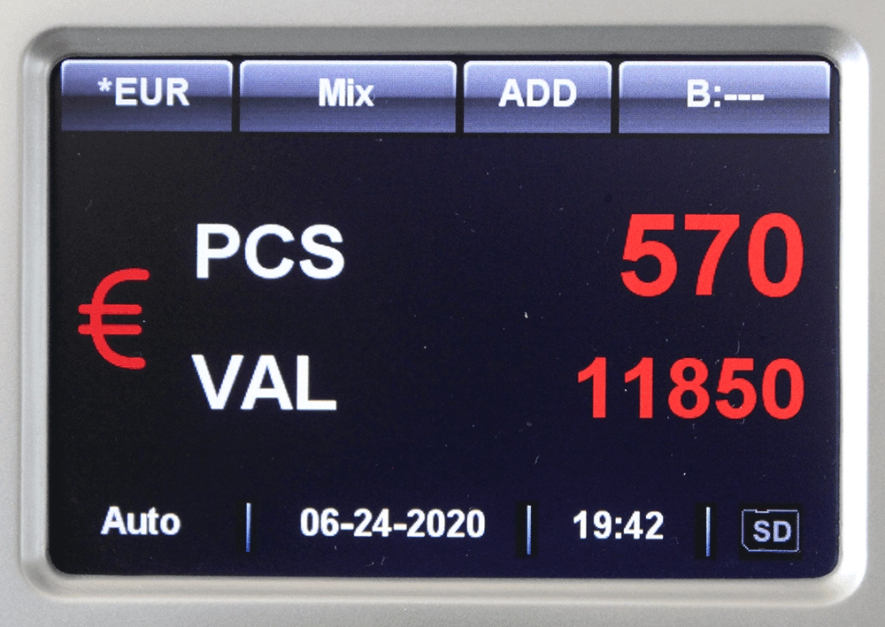 Nahaufnahme eines Geldzählers: LCD-Display zeigt EUR, 570 PCS und VAL 11850 für präzise Bargeldzählung im Einzelhandel.