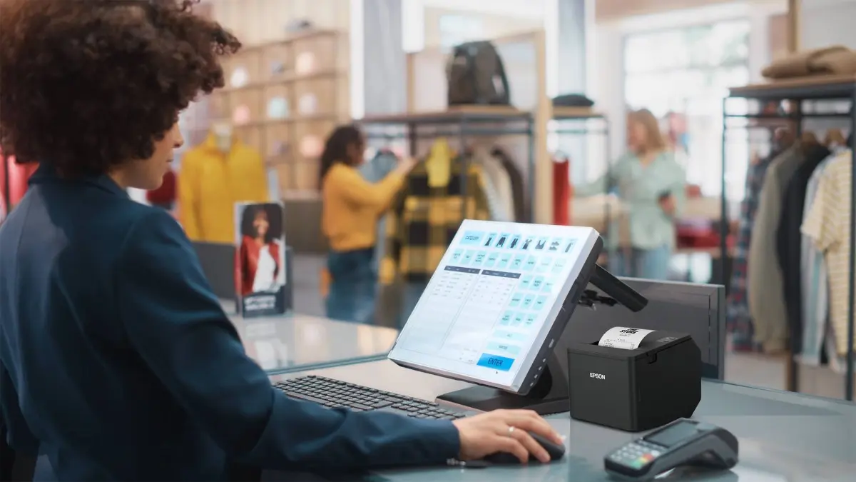Mitarbeiterin bedient Kassensystem mit Epson Bondrucker