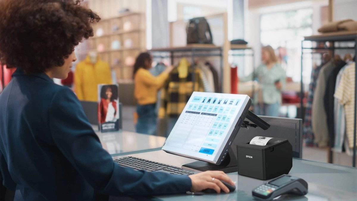 Mitarbeiterin bedient Kassensystem mit Epson Bondrucker