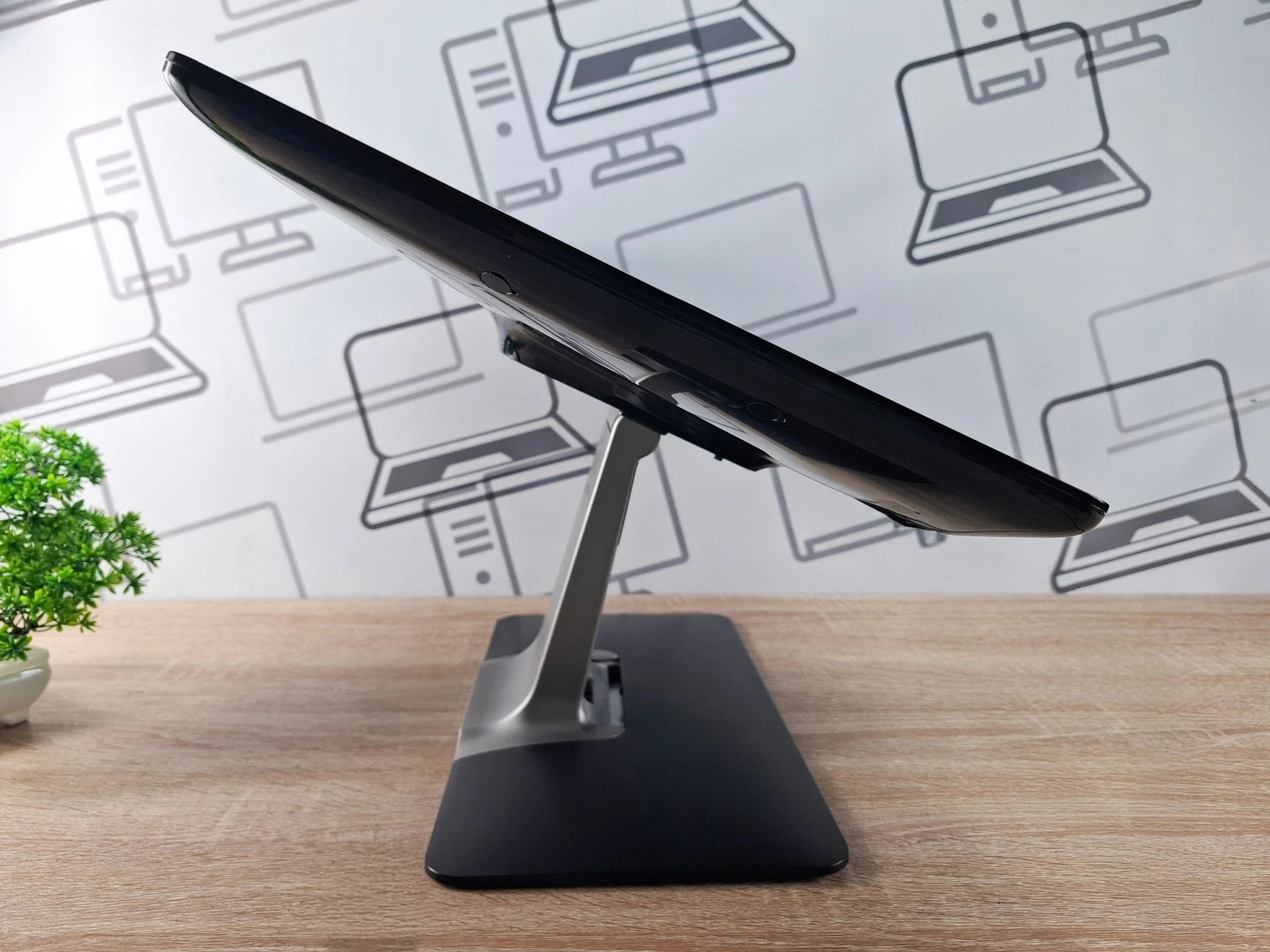 Seitansicht eines neigbaren Monitors auf stabilem Standfuß