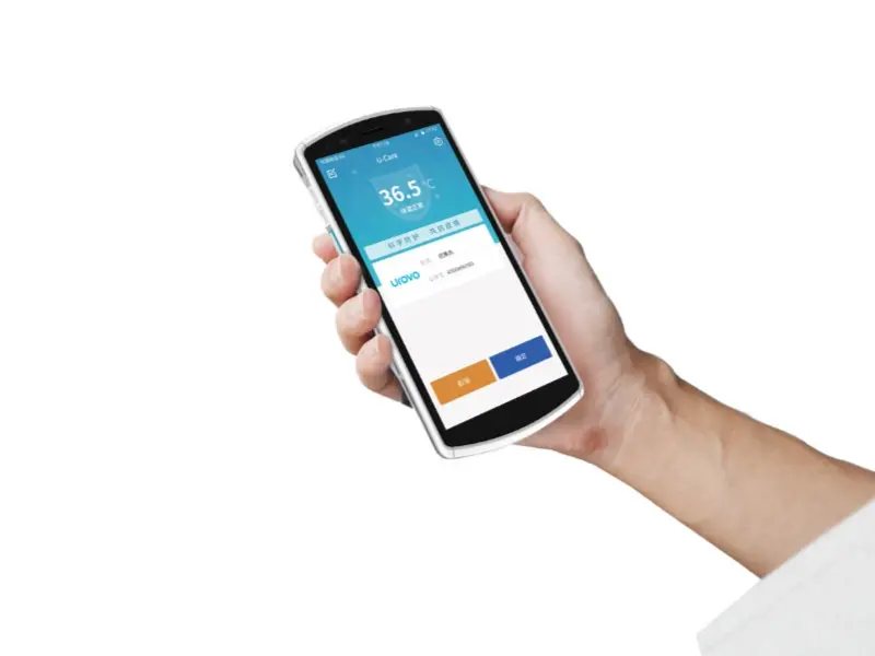 Hand hält Smartphone mit digitaler Temperaturanzeige