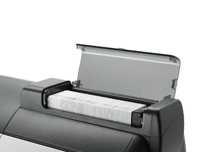 Kartenstapler eines Kartendruckers mit eingelegten Karten