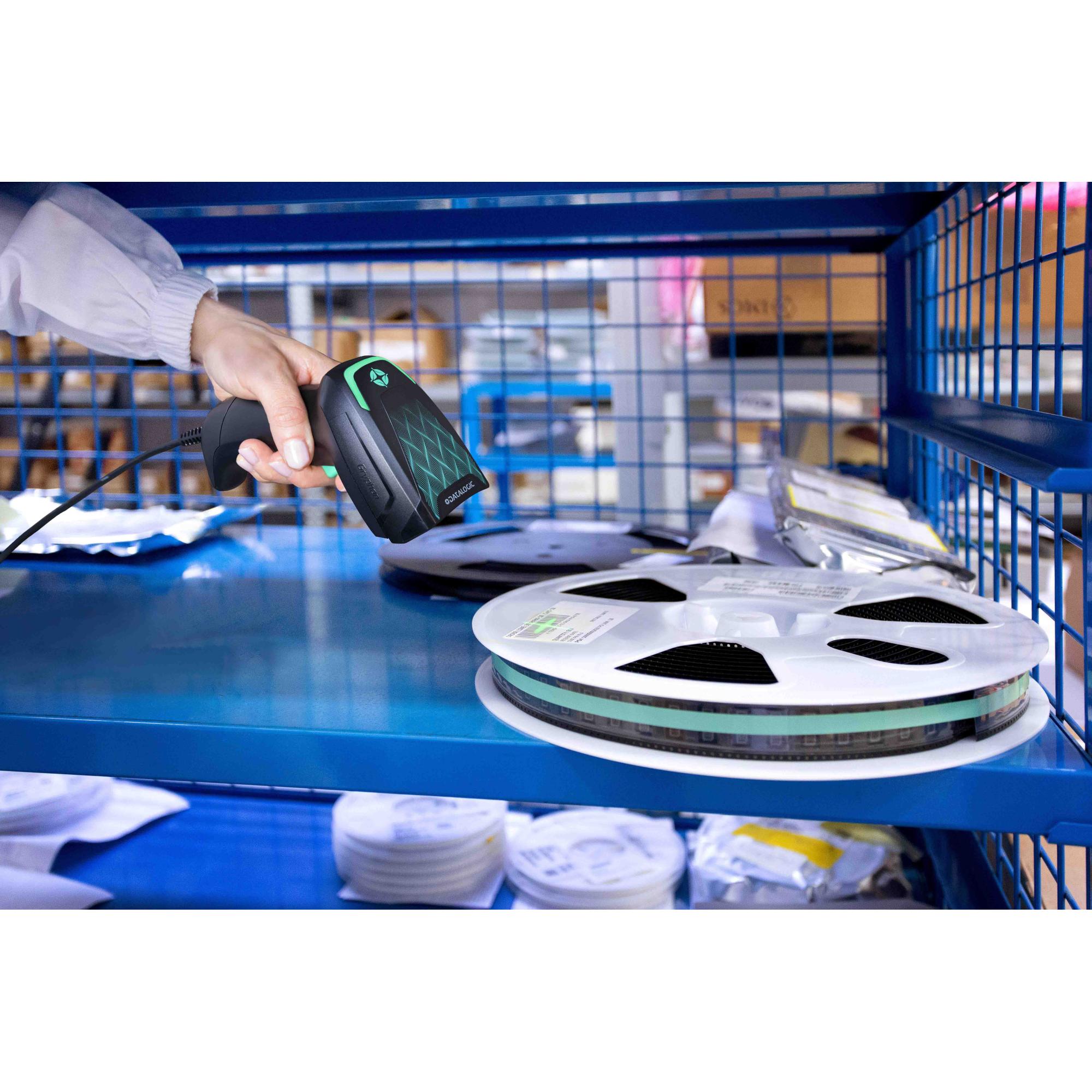 Person nutzt Handscanner zur Erfassung von Lagerware