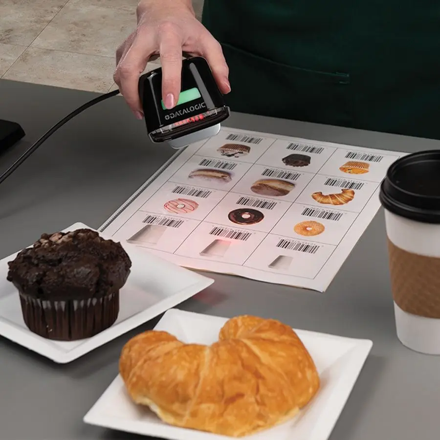 Hand scannt Backwaren-Barcodes mit kompaktem Scanner