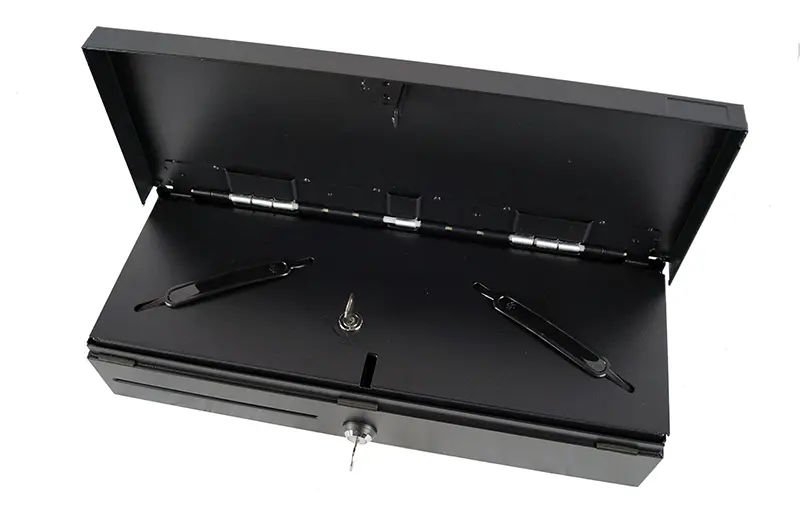 Offene schwarze Geldschublade mit Schloss und Schlüsseln