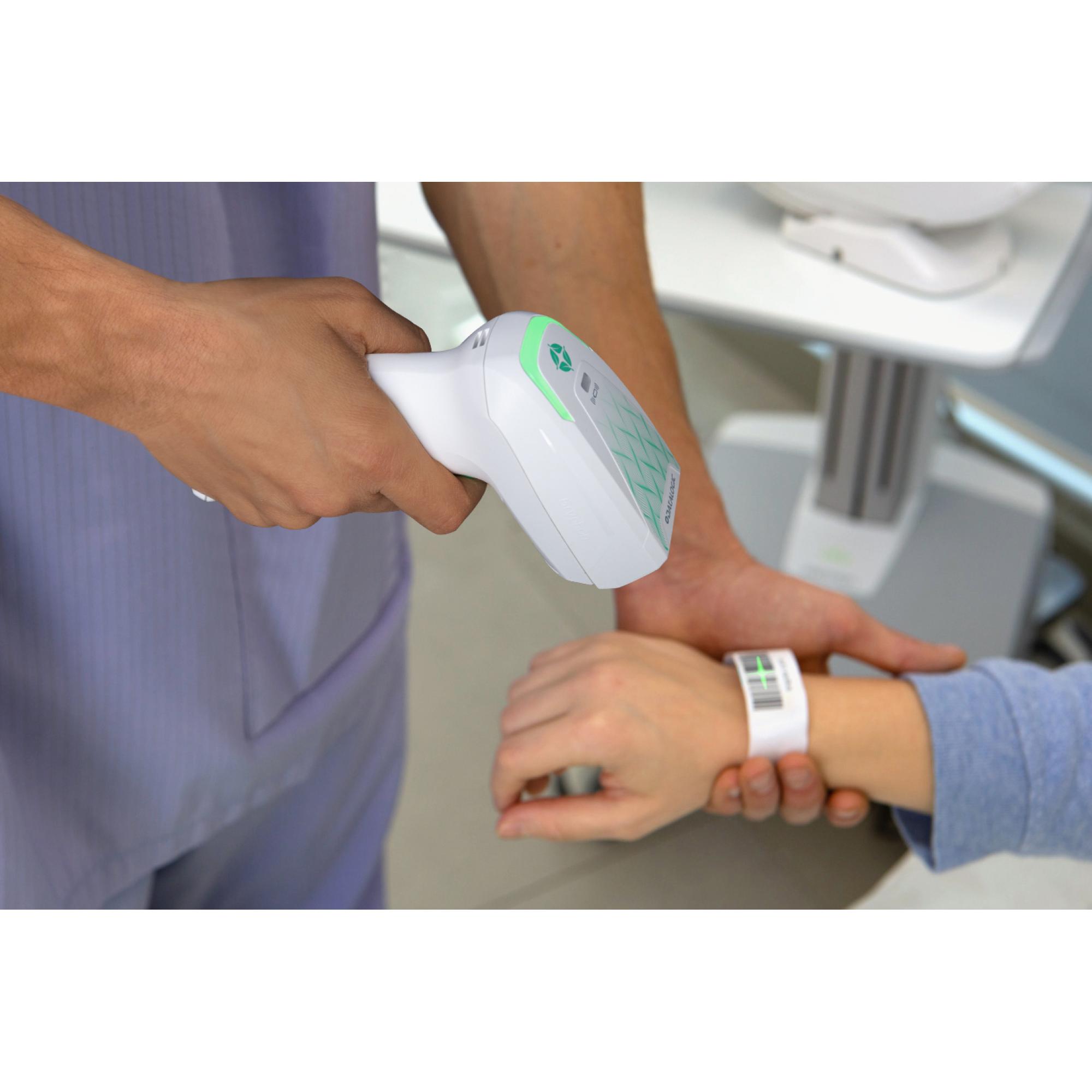 Pflegekraft scannt Barcode-Armband am Handgelenk