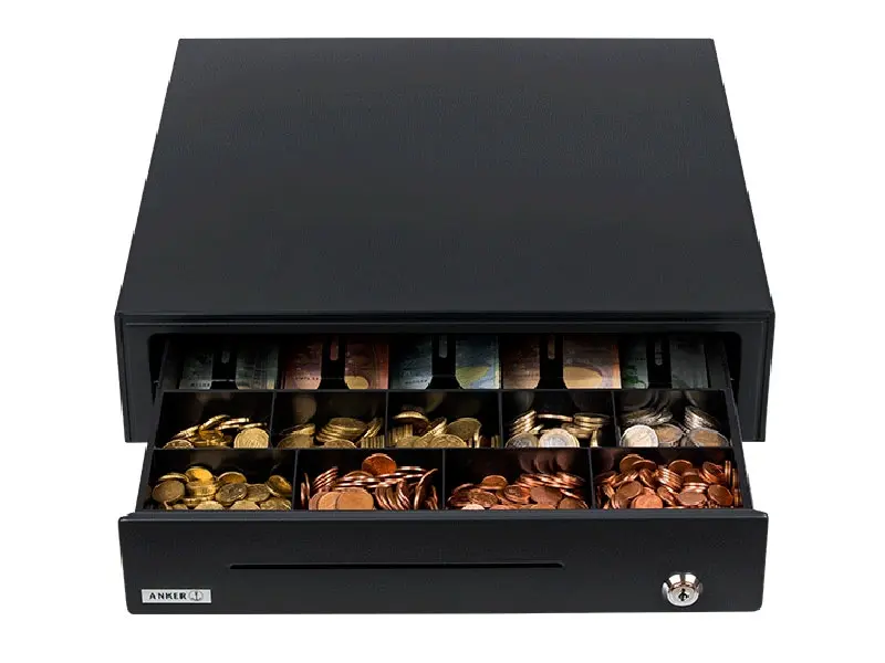 Geöffnete schwarze Kassenschublade mit Münzfächern