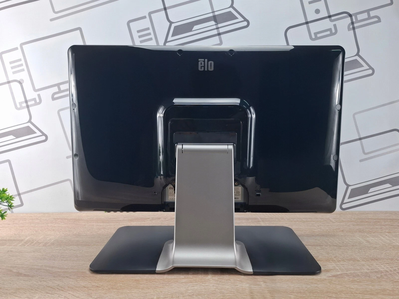 Elo Touchscreen Monitor von hinten mit stabilem Standfuß