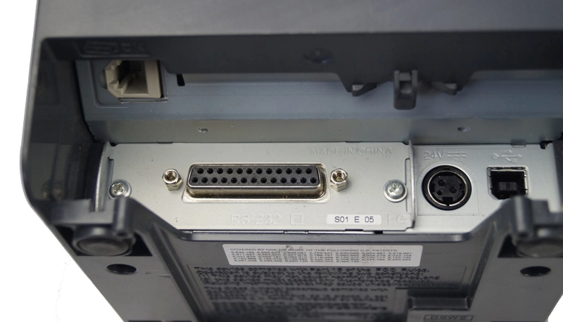 Rückseitige RS-232 und Stromanschlüsse am Thermodrucker