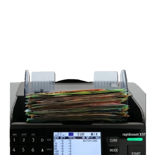 Geldzählmaschine rapidcount X57 zählt einen Stapel sortierter Banknoten im Einzugsschacht, ideal für effiziente Bargeldverarbeitung im Handel.