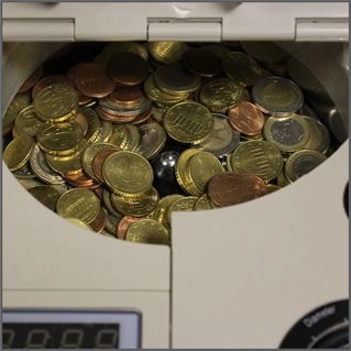 Euro-Münzen im Cash Concepts CCE 410 Münzzähler zur schnellen Zählung und Sortierung mittlerer bis großer Münzmengen