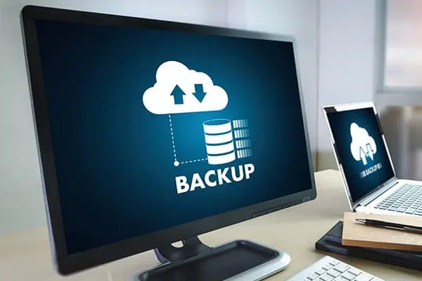 Monitor mit Symbol für Cloud Backup und Datensicherung