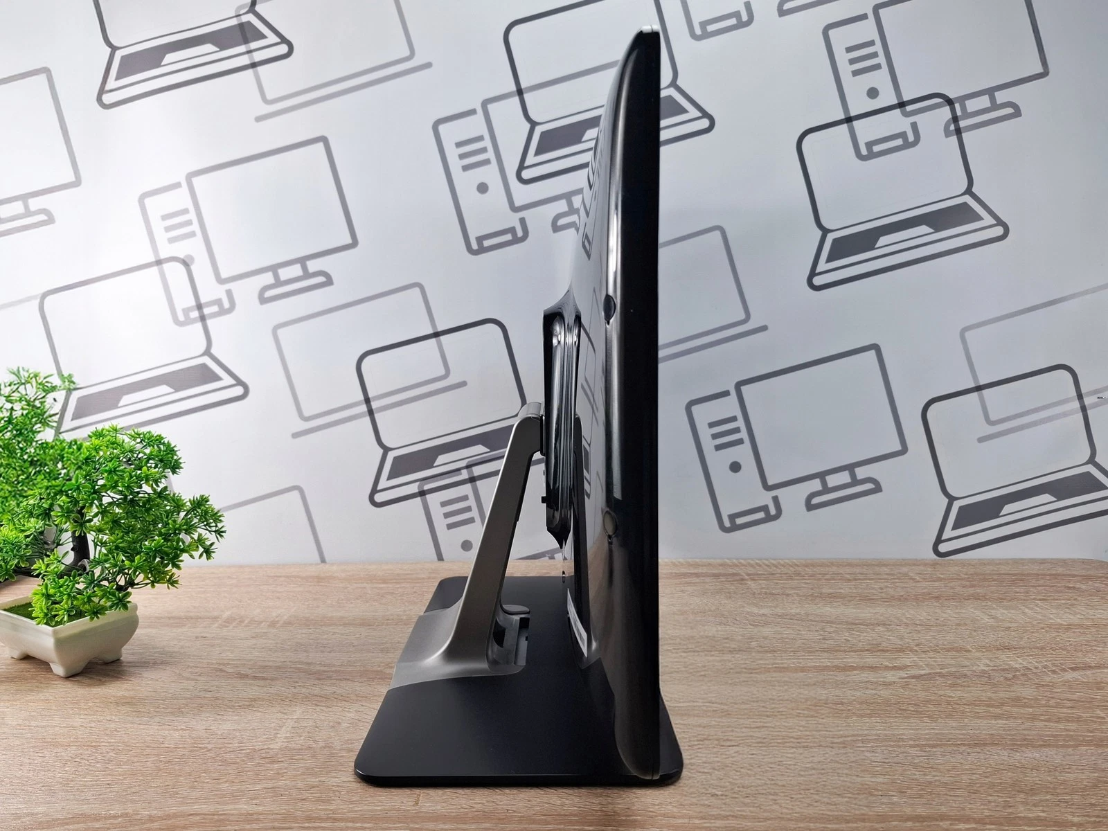 Seitenansicht eines flachen LED-Monitors auf Holzschreibtisc