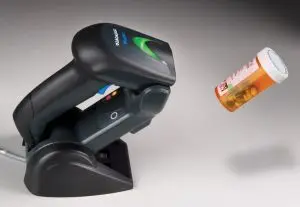 Kabelloser Barcodescanner erfasst Medikamentenflasche