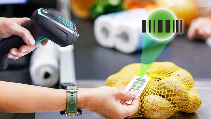 Hand scannt Barcode an Kartoffelnetz an der Kasse