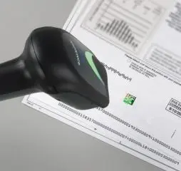 Schwarzer Handscanner liest Barcode auf Dokument