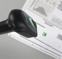 Schwarzer Handscanner liest Barcode auf Dokument