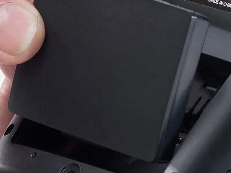 Hand setzt Akku in elektronisches Gerät ein