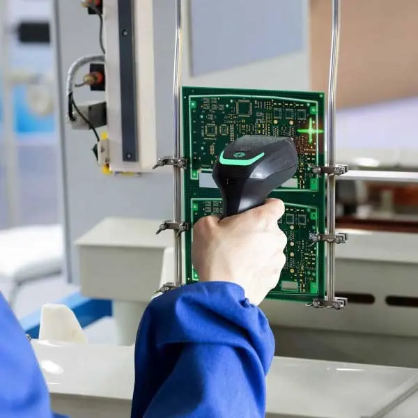 Mitarbeiter scannt Leiterplatte mit Industrie-Handscanner