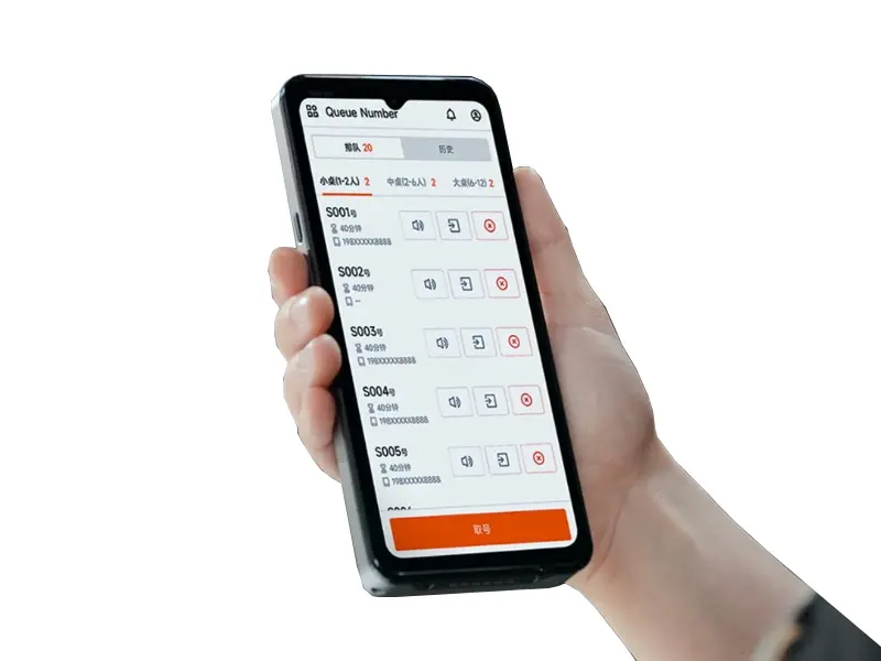 Hand hält Smartphone mit Warteschlangen-Management-App