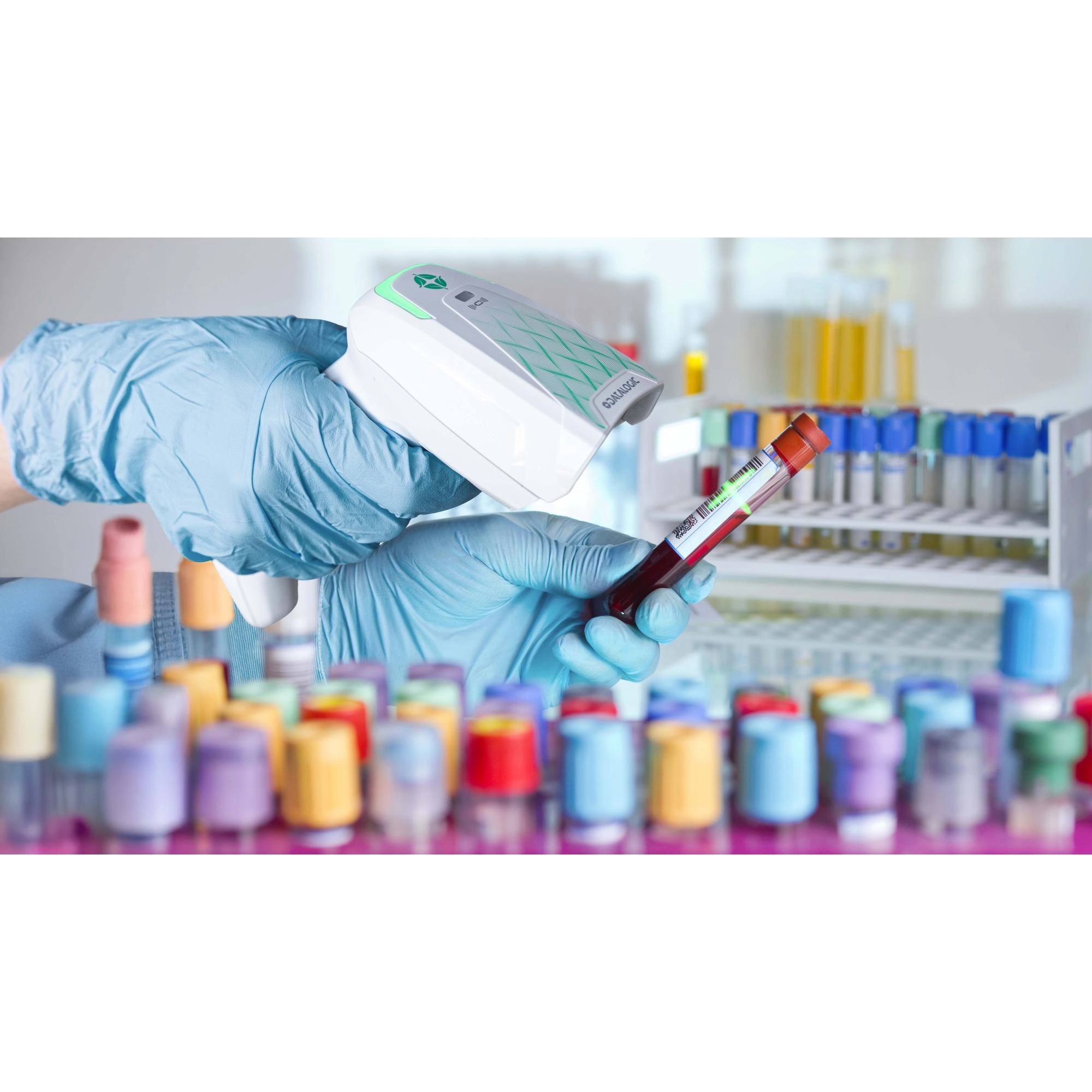 Laborhand scannt Blutprobe mit Barcode-Scanner