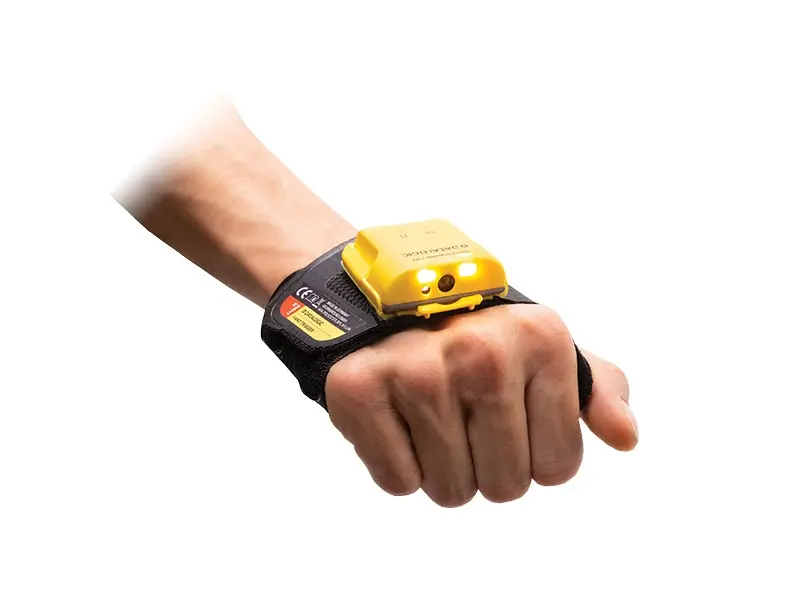 Gelber Handrückenscanner mit Halteband auf Faust