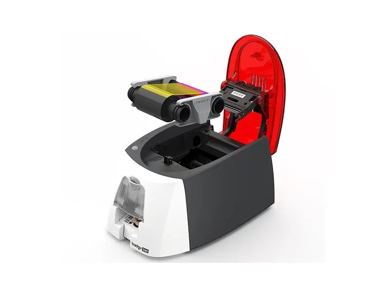 Geöffneter Badgy 100 Kartendrucker mit Farbband